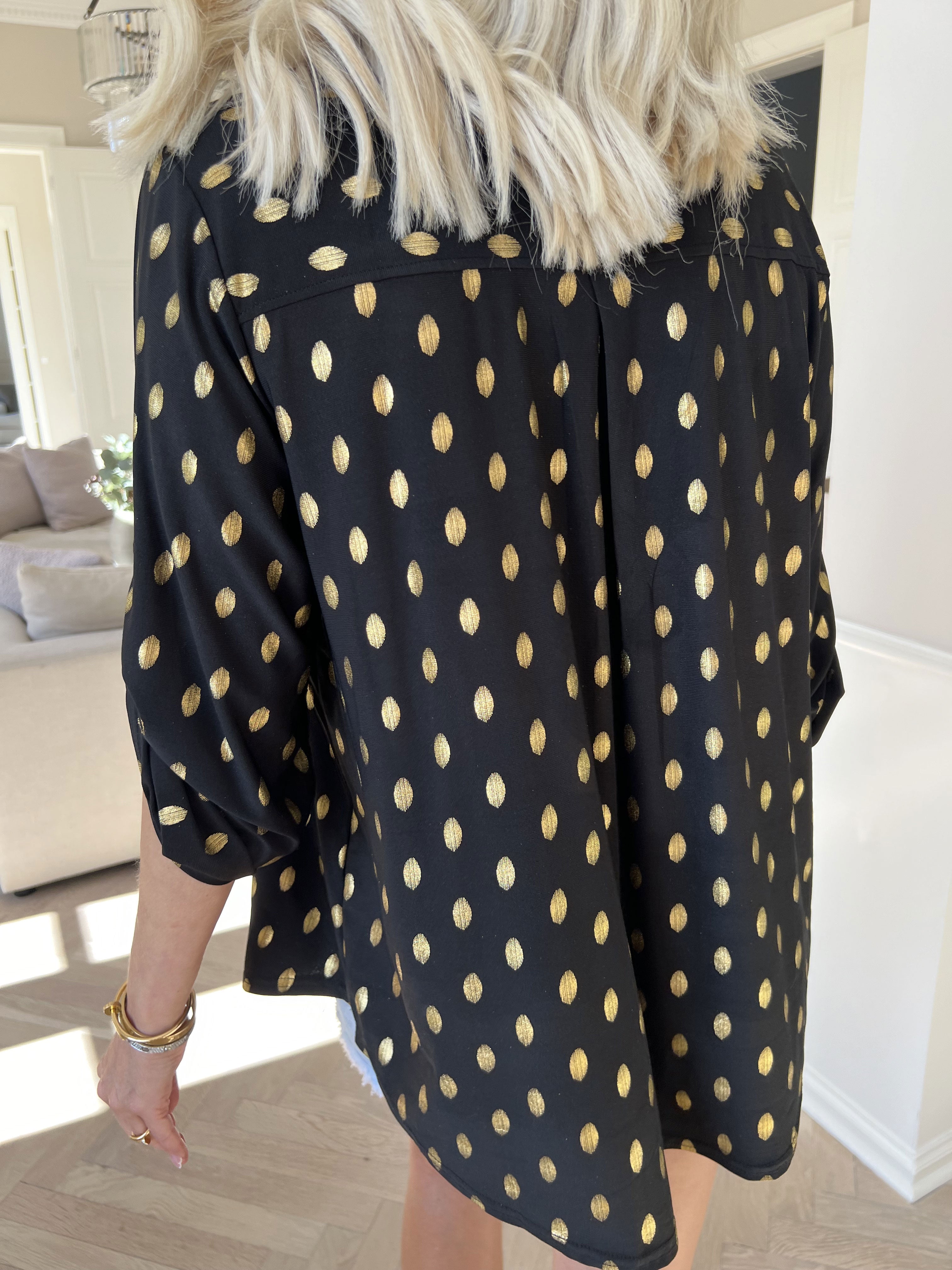 Ebba Gold Shirt - Elastisk bluse med guld dutter